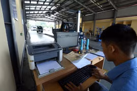 Kiểm tra kỹ thuật các phương tiện tham gia giao thông. (Ảnh: Phan Tuấn Anh/TTXVN)