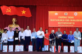 Thủ tướng Nguyễn Xuân Phúc tặng quà gia đình chính sách, hộ nghèo tại thành phố Cần Thơ. (Ảnh: Thống Nhất/TTXVN)