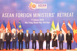 Phó Thủ tướng, Bộ trưởng Bộ Ngoại giao Phạm Bình Minh và các đại biểu chụp ảnh chung. (Ảnh: Tiên Minh/TTXVN)