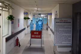 Khu vực cách ly được phân thành nhiều lớp ngăn chặn mầm bệnh lan nhiễm. Ảnh: Văn Dũng - TTXVN