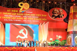 Lãnh đạo tỉnh Khánh Hòa trao huy hiệu 60 năm và 70 năm tuổi Đảng cho 10 đảng viên lão thành. (Ảnh: Nguyễn Dũng/TTXVN)
