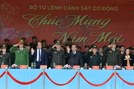 Thủ tướng kiểm tra công tác sẵn sàng chiến đấu của lực lượng Cảnh sát cơ động. (Ảnh: Thống Nhất/TTXVN)