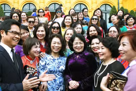 Phó Chủ tịch nước Đặng Thị Ngọc Thịnh với các nữ doanh nhân tiêu biểu được tặng Cúp Bông hồng vàng năm 2016. (Ảnh: Nguyễn Dân/TTXVN)