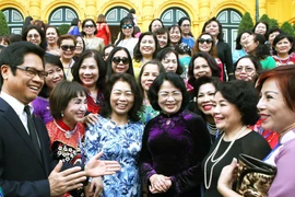 Phó Chủ tịch nước Đặng Thị Ngọc Thịnh với các nữ doanh nhân tiêu biểu được tặng Cúp Bông hồng vàng năm 2016. (Ảnh: Nguyễn Dân/TTXVN)