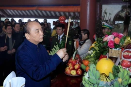 Thủ tướng Nguyễn Xuân Phúc dâng hương tưởng niệm Chủ tịch Hồ Chí Minh tại Đền thờ Bác Hồ trên Đỉnh Vua, Vườn quốc gia Ba Vì, Hà Nội. (Ảnh: Thống Nhất/TTXVN)