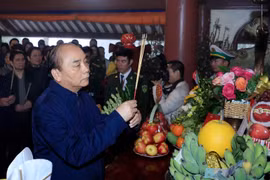Thủ tướng Nguyễn Xuân Phúc dâng hương tưởng niệm Chủ tịch Hồ Chí Minh tại Đền thờ Bác Hồ trên Đỉnh Vua, Vườn quốc gia Ba Vì, Hà Nội. (Ảnh: Thống Nhất/TTXVN)