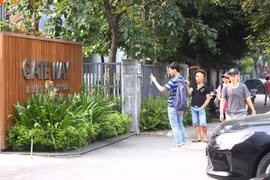 Tập trung ngoài cổng trường Gateway. (Ảnh: Thành Đạt/TTXVN)