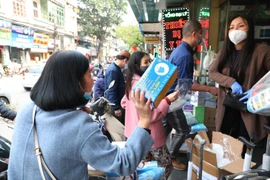 Nhiều loại khẩu trang y tế giá ngày thường chỉ 30.000 - 40.000 đồng một hộp, nhưng hiện được bán tăng giá gấp 2-3 lần, lên 70.000 - 90.000 đồng. (Ảnh: Thành Đạt/TTXVN)