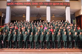Bộ trưởng Bộ Quốc phòng Ngô Xuân Lịch với các đại biểu Quân ủy Trung ương, Bộ Quốc phòng và Bộ Tư lệnh Bộ đội Biên phòng. (Ảnh: Lâm Khánh/TTXVN)