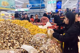 Khách hàng mua sắm hàng hóa tại hệ thống siêu thị Big C, do Tập đoàn Central Group (Thái Lan) làm chủ sở hữu. (Ảnh: Trần Việt/TTXVN)