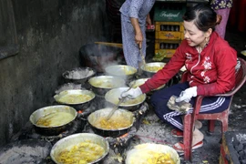 Sản xuất mứt gừng truyền thống Mỹ Chánh. (Ảnh: Trịnh Bang Nhiệm/TTXVN)