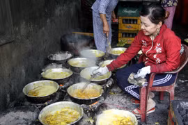 Sản xuất mứt gừng truyền thống Mỹ Chánh. (Ảnh: Trịnh Bang Nhiệm/TTXVN)