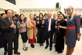 Các đại sứ, đại biện đại diện các nước, các tổ chức quốc tế và cácTổ chức phi chính phủ nước ngoài tại Việt Nam tại buổi gặp mặt. (Ảnh: Văn Điệp/TTXVN)