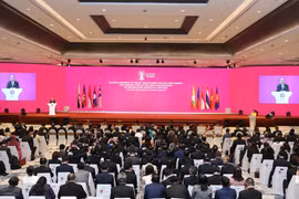 Thủ tướng Nguyễn Xuân Phúc phát biểu tại Lễ bế mạc Hội nghị Cấp cao ASEAN 35 và tiếp nhận vai trò Chủ tịch ASEAN của Việt Nam năm 2020. (Ảnh: Thống Nhất/TTXVN)