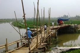 Đi qua cầu tạm thi công ẩu, một phụ nữ rơi xuống sông mất tích