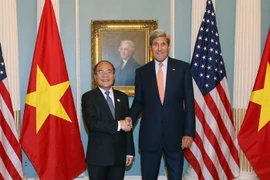 Chủ tịch Quốc hội Nguyễn Sinh Hùng đã có cuộc gặp thân mật Ngoại trưởng Hoa Kỳ John Kerry. (Nguồn: TTXVN)