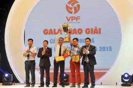 Trao cúp vô địch giải bóng đá hạng nhất quốc gia cho Câu lạc bộ bóng đá Hà Nội. (Ảnh: Quốc Khánh/TTXVN)