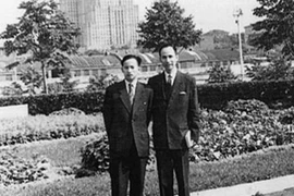 Liệt sỹ Phan Hoài Nam và cha - nhà thơ Xuân Tâm - tại Moskva, năm 1962. (Nguồn: TTXVN)