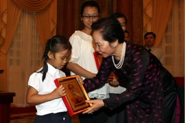 Phó Chủ tịch nước Nguyễn Thị Doan tặng quà các em học sinh, sinh viên giỏi tiêu biểu toàn quốc. (Ảnh: Phạm Kiên/TTXVN)