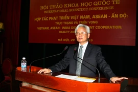 Giáo sư, tiến sỹ Tạ Ngọc Tấn - Giám đốc Học viện Chính trị Quốc gia Hồ Chí Minh phát biểu ý kiến. (Ảnh: Phạm Kiên/TTXVN)