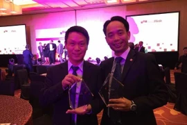 Ông Đỗ Ngọc Quỳnh (phải) nhận giải thưởng "Ngân hàng Việt Nam xuất sắc của năm" do Tạp chí Asia Risk trao cho BIDV. (Ảnh: Mỹ Bình-Lê Hải/Vietnam+)