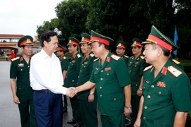 Thủ tướng Nguyễn Tấn Dũng và Đoàn công tác Chính phủ đến thăm, làm việc với Quân khu 4. (Ảnh: Đức Tám/TTXVN)