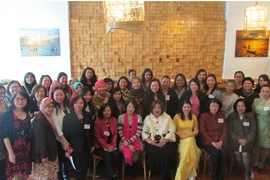 Các nữ đại sứ, phu nhân đại sứ chụp ảnh chung. (Nguồn: Vietnam+)