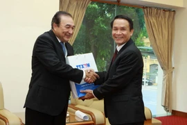 Tổng Giám đốc TTXVN Nguyễn Đức Lợi (bên phải) tặng quà ngài Alejandro Ramos Esquivel, Tổng giám đốc hãng Thông tấn NOTIMEX (Mexico). (Ảnh: Minh Quyết/TTXVN)