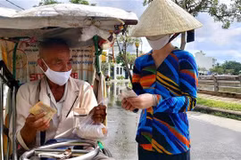 Bán vé số tại Cần Thơ. (Ảnh: Thu Hiền/TTXVN)