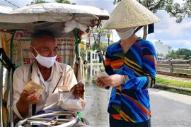 Bán vé số tại Cần Thơ. (Ảnh: Thu Hiền/TTXVN)
