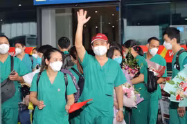 Các y bác sỹ Hải Phòng phấn khởi khi hoàn thành công tác phòng, chống dịch tại thành phố Hồ Chí Minh trở về. (Ảnh: An Đăng/TTXVN)