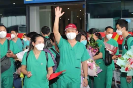Các y bác sỹ Hải Phòng phấn khởi khi hoàn thành công tác phòng, chống dịch tại thành phố Hồ Chí Minh trở về. (Ảnh: An Đăng/TTXVN)