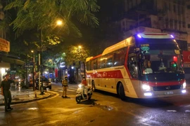 Lực lượng công an điều tiết giao thông cho đoàn xe vào bệnh viện. (Ảnh: Tuấn Đức/TTXVN)