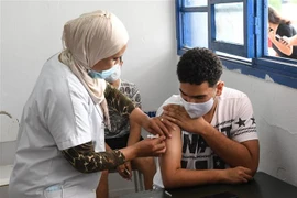 Nhân viên y tế tiêm vaccine ngừa COVID-19 tại Tunis, Tunisia. (Ảnh: THX/TTXVN)
