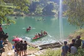 Các lực lượng chức năng tìm kiếm nạn nhân. (Ảnh: Nguyễn Chiến/TTXVN)