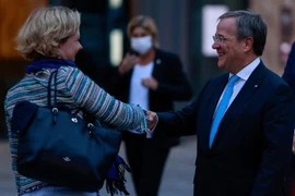 Lãnh đạo Liên minh Dân chủ/ Xã hội Cơ đốc giáo (CDU/CSU) Armin Laschet (phải) tới dự cuộc đàm phán thành lập Chính phủ liên minh với đảng Dân chủ tự do (FDP) tại Berlin ngày 3/10/2021. (Ảnh: AFP/TTXVN)