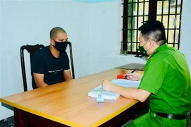 Đối tượng Trần Ngọc Linh tại cơ quan công an. (Ảnh: TTXVN phát)