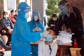 Lấy mẫu test nhanh sàng lọc COVID-19 người dân phường Vị Hoàng, thành phố Nam Định (tỉnh Nam Định). (Ảnh: Văn Đạt/TTXVN)