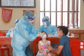 Lấy mẫu xét nghiệm cho người dân tại Nam Định. (Ảnh minh họa: Công Luật/TTXVN)