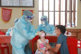 Lấy mẫu xét nghiệm cho người dân tại Nam Định. (Ảnh minh họa: Công Luật/TTXVN)