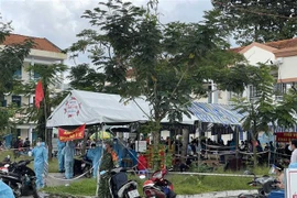 Hàng trăm người dân di chuyển tự phát đang tiến hành khai báo y tế, phân loại tại chốt kiểm soát phòng, chống dịch bệnh COVID-19 khu vực Vàm Cống, thành phố Long Xuyên. (Ảnh: Công Mạo/TTXVN)