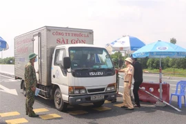 Các xe chở hàng xuất phát từ các địa phương đang thực hiện giãn cách xã hội được yêu cầu vào test nhanh COVID-19 trước khi vào Quảng Ninh ngày 8/10. (Ảnh: Thanh Vân/TTXVN)