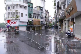 Phố Đình Ngang, phường Cửa Nam, quận Hoàn Kiếm bị phong tỏa. (Ảnh: Hoàng Hiếu/TTXVN)