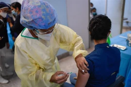 Nhân viên y tế tiêm vaccine ngừa COVID-19 cho người dân tại Caracas, Venezuela, ngày 19/2/2021. (Ảnh: AFP/TTXVN)
