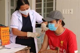 Tiêm vaccine phòng COVID-19 cho người dân xã miền núi Đăng Hà, huyện Bù Đăng, Bình Phước. (Ảnh: Sỹ Tuyên/TTXVN)