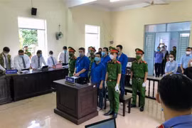 Các bị cáo tại phiên xét xử ngày 26/10. (Ảnh: TTXVN phát)