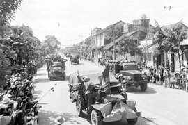 Các đơn vị cơ giới của Đại đoàn 308 tiến vào Thủ đô trên đường Kim Mã, sáng 10/10/1954. (Ảnh: Tư liệu TTXVN)