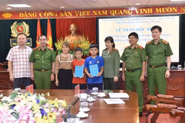 Thiếu tướng Trần Văn Doanh và Thiếu tướng Vũ Hùng Vương cùng Công an tỉnh Hòa Bình trao học bổng tặng cháu Đỗ Nguyễn Minh Đăng, cháu Sùng Hà Sơn. (Nguồn: Cand.vn)