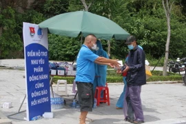 Tại điểm trung chuyển, công dân được hỗ trợ đồ ăn nhanh, nước uống, xăng... miễn phí. (Ảnh: Văn Tý/TTXVN)