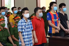 Duy và Minh (hàng đầu, từ trái qua) cùng các bị cáo tại phiên tòa. (Nguồn: cand.com.vn)